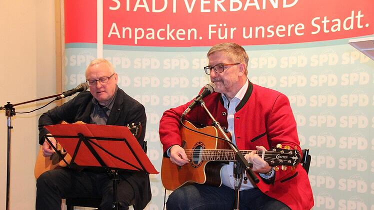 Langjährige Bühnenpartner, nun im Wahlkampf: Landrat und Landtagskandidat Michael Busch (rechts) mit Achim Fischer. Foto: Simone Bastian