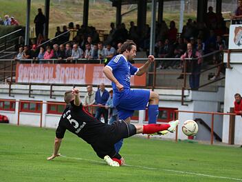 Fünf Spiele, fünf Niederlagen: Der SV Pretzfeld (in blau) wartet noch immer auf den ersten Sieg in der Kreisklasse 2. Immerhin: Bei der 0:2-Niederlage gegen den SV Gloria Weilersbach hat sich der Aufsteiger als absolut konkurrenzfähig erwiesen.Matthias Hofmann