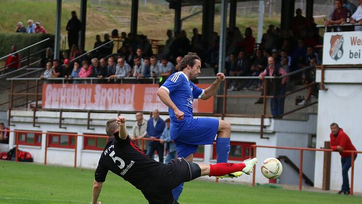 Fünf Spiele, fünf Niederlagen: Der SV Pretzfeld (in blau) wartet noch immer auf den ersten Sieg in der Kreisklasse 2. Immerhin: Bei der 0:2-Niederlage gegen den SV Gloria Weilersbach hat sich der Aufsteiger als absolut konkurrenzfähig erwiesen.Matthias Hofmann