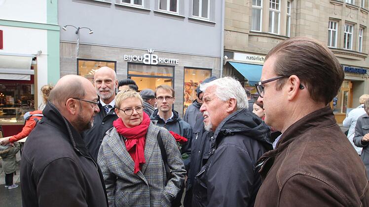 Diskussionen mit Bürgern führte der Bundestagsabgeordnete Martin Schulz  (links) gestern bei einem Rundgang durch Bad Kissingen. Neben ihm  Oberbürgermeister Kay Blankenburg, die Bundestagsabgeordnete Sabine  Dittmar, Bezirkstagskandidat Tobias Schneider, ein interessierter Bürger  und Landtagskandidat Norbert Schaub.  Dieter Britz