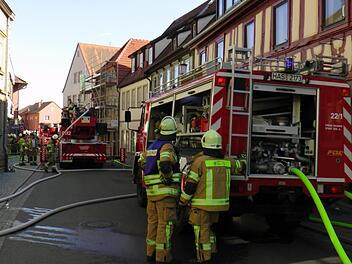 Das 26 Jahre alte Tanklöschfahrzeug der Feuerwehr Zeil (vorne, bei einem Einsatz in der Zeiler Altstadt) mit 2400 Litern Tankinhalt soll in etwa fünf bis sechs Jahren durch ein neues Modell mit mindestens 3000 Litern Wasservorrat ausgetauscht werden.  Christian Licha