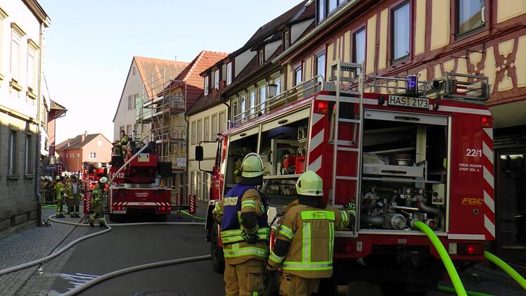 Das 26 Jahre alte Tanklöschfahrzeug der Feuerwehr Zeil (vorne, bei einem Einsatz in der Zeiler Altstadt) mit 2400 Litern Tankinhalt soll in etwa fünf bis sechs Jahren durch ein neues Modell mit mindestens 3000 Litern Wasservorrat ausgetauscht werden.  Christian Licha