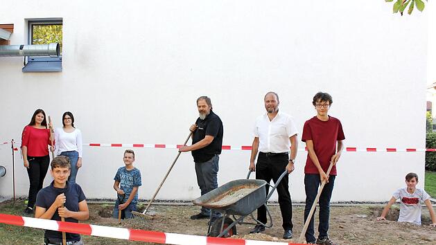 Die L&ouml;cher f&uuml;r den geplanten Jugendraum sind schon gegraben. Als sich Kommandant Bernd Lemser (Mitte, links) und B&uuml;rgermeister Bernd Reisenweber (rechts daneben) &uuml;ber den Fortschritt informierten, halfen die beiden bei der Arbeit. Foto: Alexandra Kemnitzer