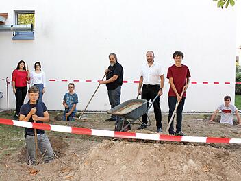 Die L&ouml;cher f&uuml;r den geplanten Jugendraum sind schon gegraben. Als sich Kommandant Bernd Lemser (Mitte, links) und B&uuml;rgermeister Bernd Reisenweber (rechts daneben) &uuml;ber den Fortschritt informierten, halfen die beiden bei der Arbeit. Foto: Alexandra Kemnitzer