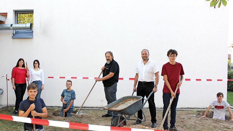 Die L&ouml;cher f&uuml;r den geplanten Jugendraum sind schon gegraben. Als sich Kommandant Bernd Lemser (Mitte, links) und B&uuml;rgermeister Bernd Reisenweber (rechts daneben) &uuml;ber den Fortschritt informierten, halfen die beiden bei der Arbeit. Foto: Alexandra Kemnitzer