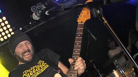 Die australische Band "Mammoth Mammoth" rockte zum Abschluss ihres Konzertes gemeinsam mit den Fans auf der Bühne ab.