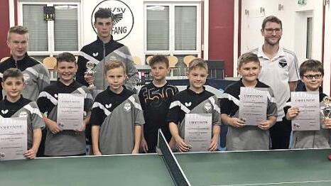 Die Tischtennis-Vereinsmeisterschaft der Jungen beim DJK-SV Neufang gewannen Bastian Reißig (Fünfter v. l.) und Laurenz Bätz Fischer (Dritter v. r.). Mit im Bild die Nächstplatzierten sowie Abteilungsleiter Sebastian Kotschenreuther (l.) und die beiden Trainer Nico Trebes sowie Manuel Gebhardt.  Foto: DJK-SV/hf