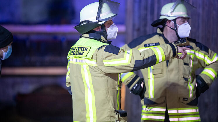 Absperrung und Weisungen missachtet: Mann fährt Feuerwehrmann mit dem Auto an und verletzt ihn
