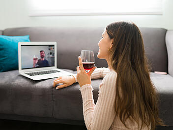 Dating auf Distanz ist jetzt noch einfacher. Das neue Video-Dating-Feature macht es möglich, Singles ganz bequem von zu Hause aus kennenzulernen.