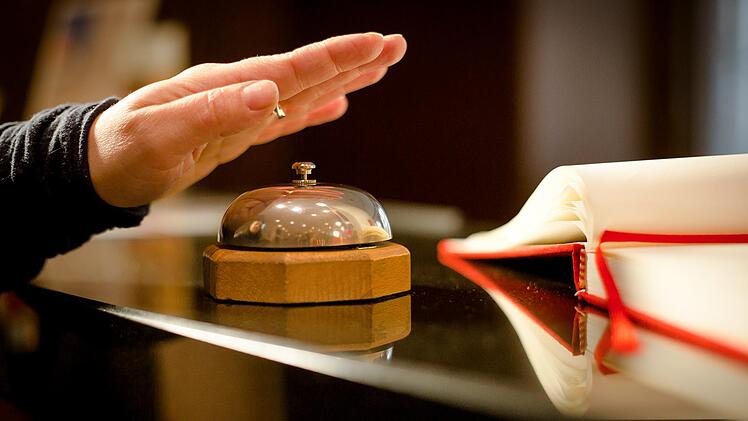 Unter Umständen kommt niemand, wenn der Gast an der Rezeption klingelt. Es gibt aktuell einfach zu wenig Personal im Hotel - und Gaststättengewerbe.
