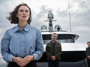 Laura (Keira Knightley) wird auf der Luxusyacht des Milliardärs Richard Bullmer (Guy Pearce) Zeugin eines Mordes. Doch niemand glaubt ihr.