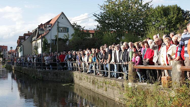 Hunderte säumten bei der "Schiffstaufe" das Regnitz-Ufer am Mühlwörth.
