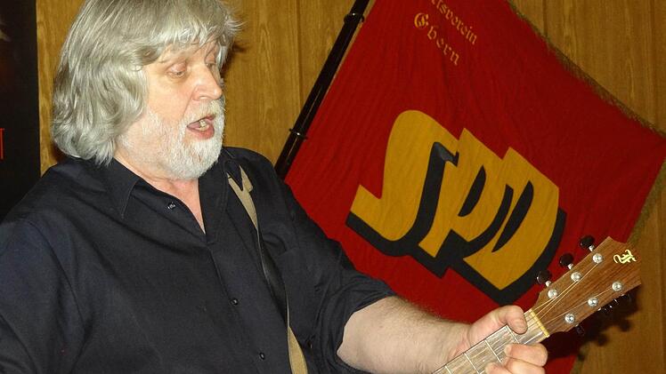 Liedermacher Sepp Raith aus Nassenhausen hat mit der SPD Ebern gefeiert. Fotos: Johanna Eckert