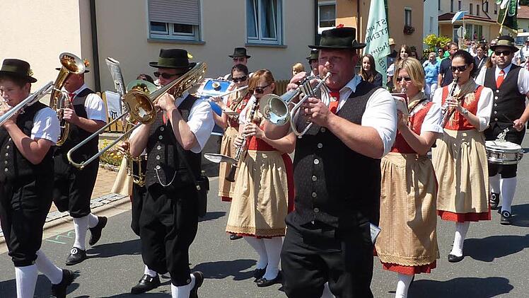Die Musikanten aus Haig (unser Bild), Tettau und Stockheim sorgten für Marschmusik. Fotos: Gerd Fleischmann