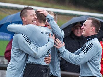 So oft hatte der TSV 08 Kulmbach als Tabellenletzter der Kreisliga Bayreuth/Kulmbach heuer noch nicht Grund zum Jubeln - hier schon: Fabian Früh war gerade das 1:0 gegen Tabellenführer ATS Kulmbach gelungen (Endstand 2:4); von links: Fabian Früh, Alexander Ramsauer, Hannes Buchmaier und Christian Ohnemüller.  Foto: Alexander Muck
