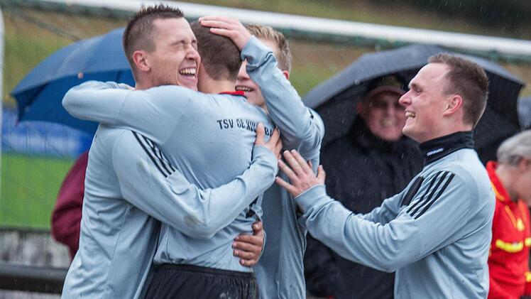 So oft hatte der TSV 08 Kulmbach als Tabellenletzter der Kreisliga Bayreuth/Kulmbach heuer noch nicht Grund zum Jubeln - hier schon: Fabian Früh war gerade das 1:0 gegen Tabellenführer ATS Kulmbach gelungen (Endstand 2:4); von links: Fabian Früh, Alexander Ramsauer, Hannes Buchmaier und Christian Ohnemüller.  Foto: Alexander Muck