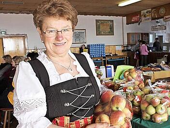 Rita Jörg freut sich über die Äpfel aus der Region, die beim Landfrauentag angeboten werden. Foto: Robert Huger