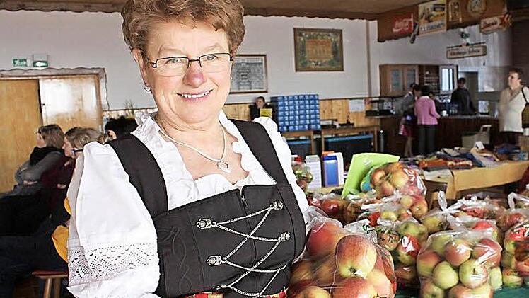 Rita Jörg freut sich über die Äpfel aus der Region, die beim Landfrauentag angeboten werden. Foto: Robert Huger