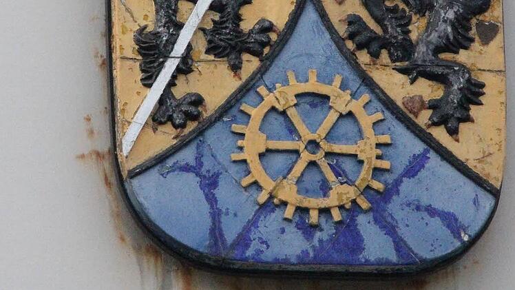 ... und das Landkreiswappen an der Fassade des Landratsamts Kronach stammen von Hubert Weber.  Foto: Friedwald Schedel