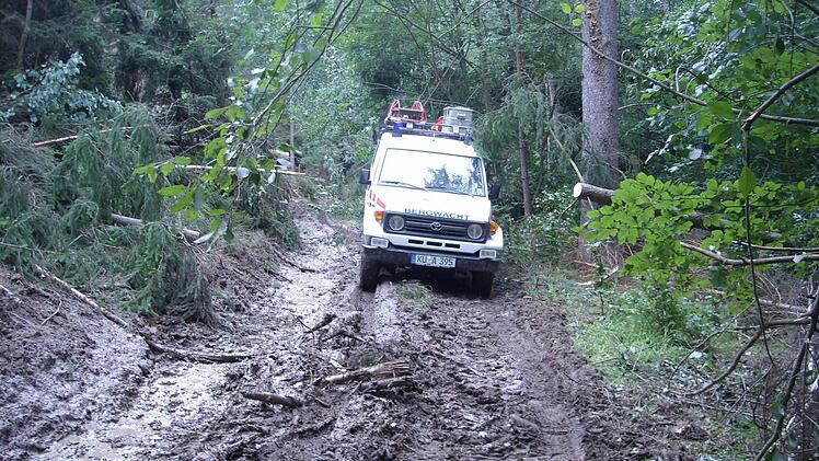 Das Einsatzfahrzeug der Bergwacht kommt auch dorthin, wo es für den Rettungswagen nicht weitergeht.  Foto: Bergwacht