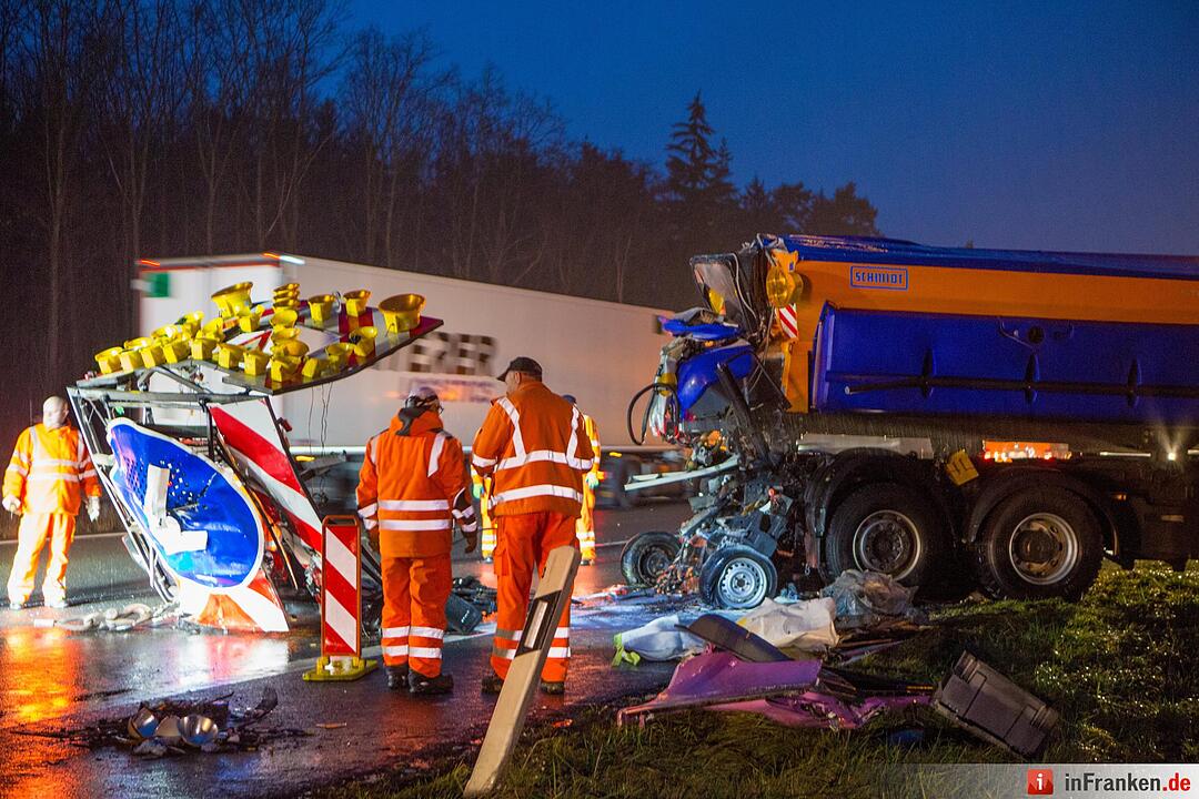 Sattelschlepper kracht in Baustellenabsicherung auf der A9