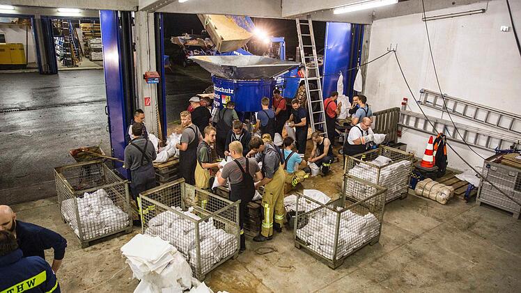 Die Einsatzkräfte der Feuerwehren Ober- und Untertheres sowie Hohrhausen und des THW unter der Leitung von Kreisbrandmeister Lothar Ullmann bei der Arbeit. Die Feuerwehrleute aus Oberschwappach, Schmachtenberg und Augsfeld halfen mit. Foto: René Ruprecht