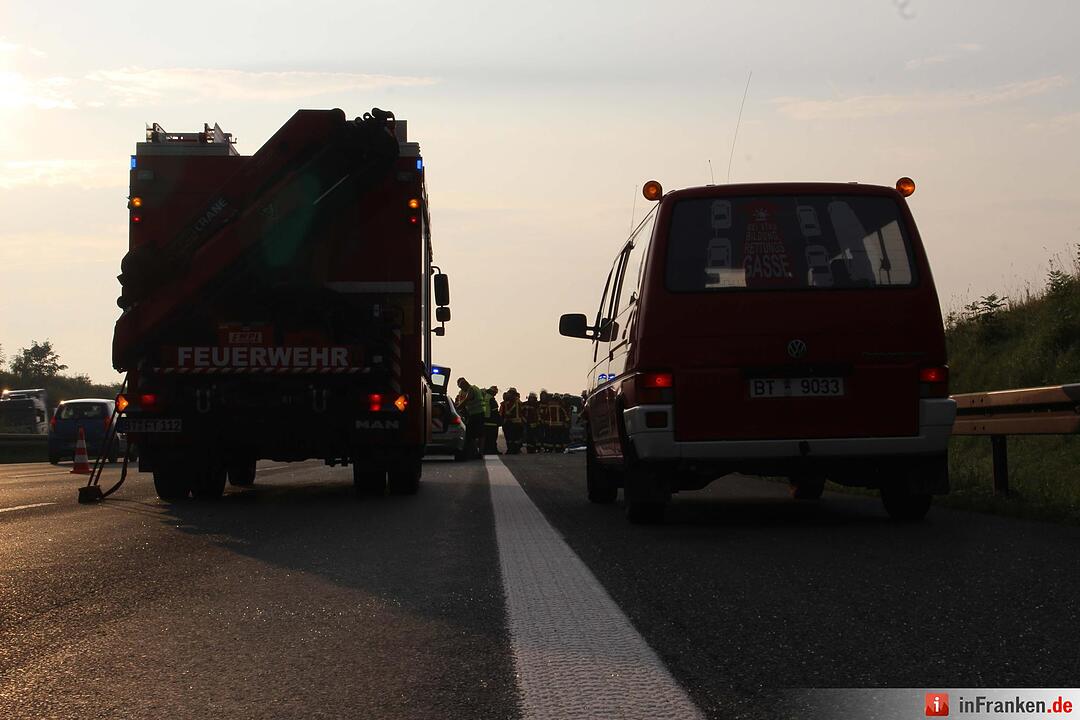Drei Fahrspuren nach folgenschwerem Auffahrer blockiert - Geladene Autos liegen auf der Autobahn