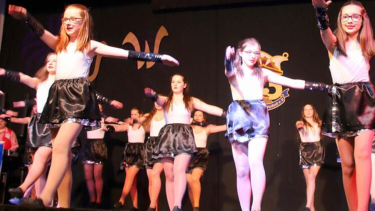 "Emotion Dance" nennt sich die Showtanztruppe des KVW, die zum Schluss der Jubiläumsgala zum 33. Bestehen des Vereins das Publikum zu Raketen hinriss. Foto: Bettina Knauth