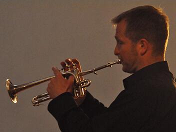 Roland Grau mit seiner Pikkolo-Trompete beim Konzert in der Stadtpfarrkirche  Foto: Peter Klopf