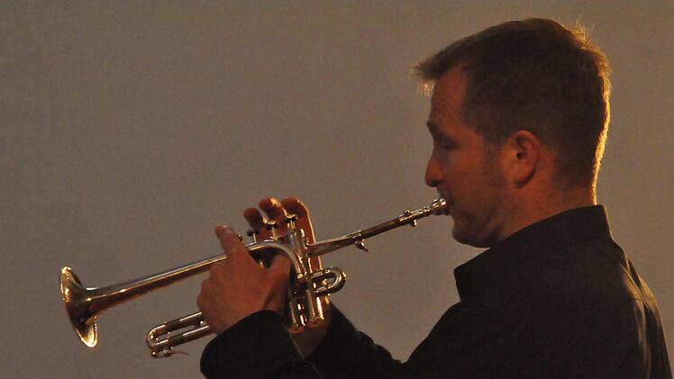 Roland Grau mit seiner Pikkolo-Trompete beim Konzert in der Stadtpfarrkirche  Foto: Peter Klopf