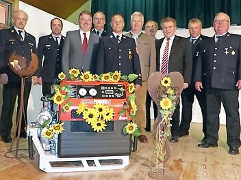 Kreisbrandinspektor Horst Tempel, Kreisbrandmeister Alexander Reinsch, Landrat Klaus Peter Söllner, Kreisbrandrat Stefan Härtlein, Kommandant Oliver Schott, MdL Ludwig von Lerchenfeld, Pater Joseph, Bürgermeister Siegfried Beyer, Zweiter Kommandant Reiner Lauterbach und Vorsitzender Thomas Gareis (von links) freuen sich über die neue Pumpe.  Foto: Klaus-Peter Wulf