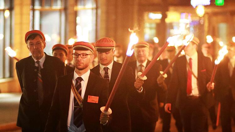 Coburger im Zeichen des 150. CC-Pfingstkongresses: Fackelzug und nächtliche Feierstunde auf dem Marktplatz.Foto: Jochen Berger