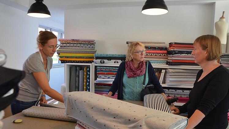 Heike Faber (rechts) und Barbara Meerwald (links) mit Kundin Astrid Ankermann Fotos: Bernhard Panzer