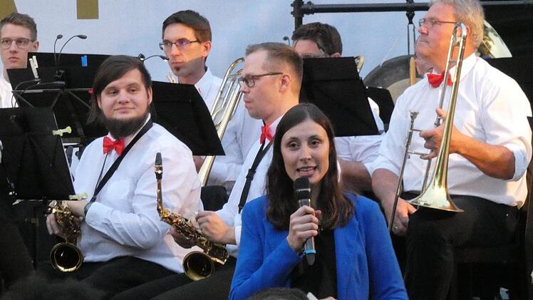Lisa Sünkel moderierte charmant und gekonnt das besondere Ereignis im Musikjahr des Blasorchesters Sand.