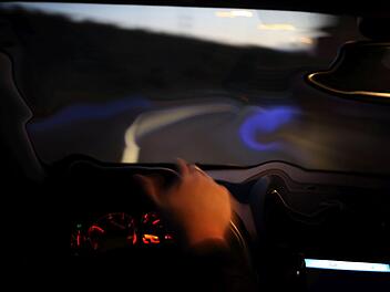 Nach seinem Zusammensto&szlig; mit der Leitplanke wechselte der Fahrer eines Mercedes AMG das Fahrzeug, um von der Unfallstelle zu fl&uuml;chten. Symbolfoto: ambrozinio/Adobe Stock