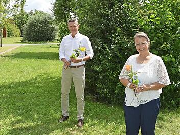 Die Auszeichnung der Jahrgangsbesten (v.&nbsp;l.): Schulleiter Andreas Keidel, Michael Scherbel, Lydia Nu&szlig;baum und J&ouml;rg Barth
