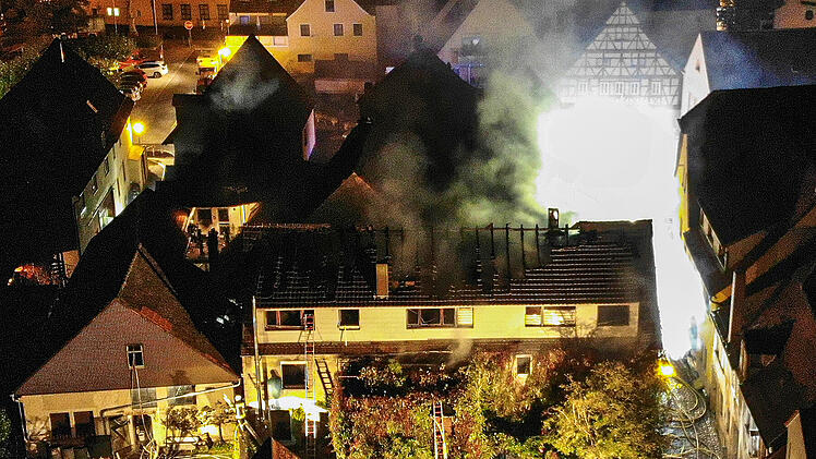 Dachstuhl und Obergeschoss in Flammen