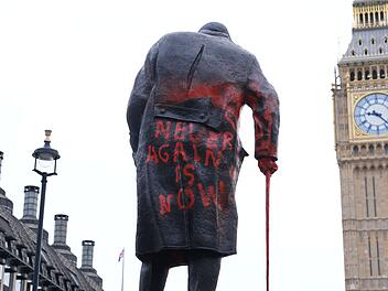 Ber&uuml;hmte Statue von Churchill in London beschmiert