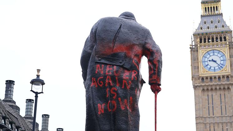 Ber&uuml;hmte Statue von Churchill in London beschmiert