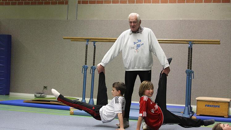 Erich Seifert, mit 82 Jahren immer noch bei den Turnern aktiv, leistet Richard (links) und Leon Hilfestellung. Foto: Gerd Ludwig