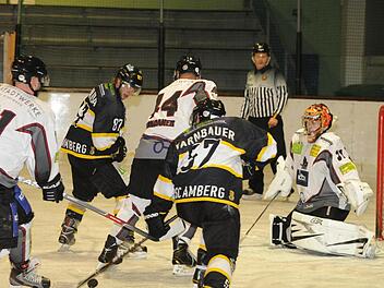 Zu oft in der Defensive: Kissingens Verteidiger Thomas Berndaner und Wölfe-Goalie Kevin Kessler bei der Abwehrarbeit gegen die Amberger (von links) Matthäus Swadzba und Dominik Farnbauer.  Foto: Hopf