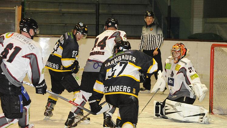 Zu oft in der Defensive: Kissingens Verteidiger Thomas Berndaner und Wölfe-Goalie Kevin Kessler bei der Abwehrarbeit gegen die Amberger (von links) Matthäus Swadzba und Dominik Farnbauer.  Foto: Hopf