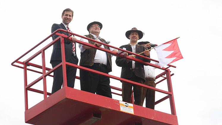Landrat Hermann Ulm, Adolf Reusch und Böllerkommandant Markus Kreller in luftiger Höhe.