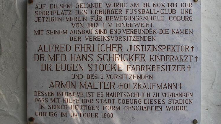 Die Tafel an der Gebäudeseite erinnert an die Einweihung des Sportgeländes im Jahr 1913. Fotos: Ulrike Nauer