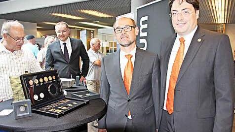 Gold und Silber lieb' ich sehr, kann's auch gut gebrauchen - ein Wahlspruch nicht nur für die beiden Bankvorstände Christian Senff und Norbert Knorr (von rechts) bei der Feierstunde in Ebern.  Foto: Ralf Kestel
