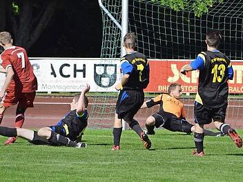 FC Altenkunstadt/Woffendorf - SCW Obermain II. Drei Weismainer Abwehrspieler und Torwart Tjerk Berthold können den Treffer von Johannes Schultheis (Nr. 7) nicht verhindern. Der Altenkunstadter traf insgesamt viermal.  Foto: Dieter Radziej