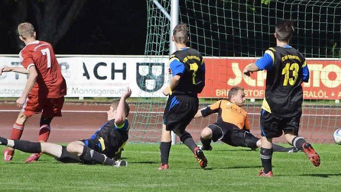 FC Altenkunstadt/Woffendorf - SCW Obermain II. Drei Weismainer Abwehrspieler und Torwart Tjerk Berthold können den Treffer von Johannes Schultheis (Nr. 7) nicht verhindern. Der Altenkunstadter traf insgesamt viermal.  Foto: Dieter Radziej