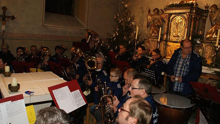 Auch die Kleinsten waren heuer mal wieder dabei bei der Schleichacher Weihnacht. "Wenn ein Stern vom Himmel fällt", sangen sie. Foto: sw