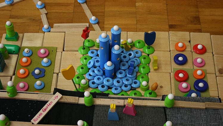 Auch der neue Brunnen im Rosengarten wurde von den Kindern im Städtebauprojakt nachgebaut  Foto: Czelustek