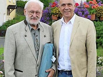 Der Jubilar Viktor Lesny (links) liebt die Menschen, das Essen und die Landschaft des Kulmbacher Landes. Foto: Klaus-Peter Wulf